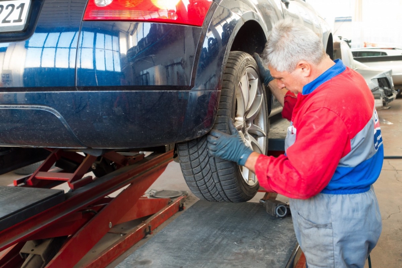 boutique-FOX AMPHOUX-min_auto_repair_repair_lift_auto_mechanic_work_clothes_master_professional_man_of_the_fold-685629