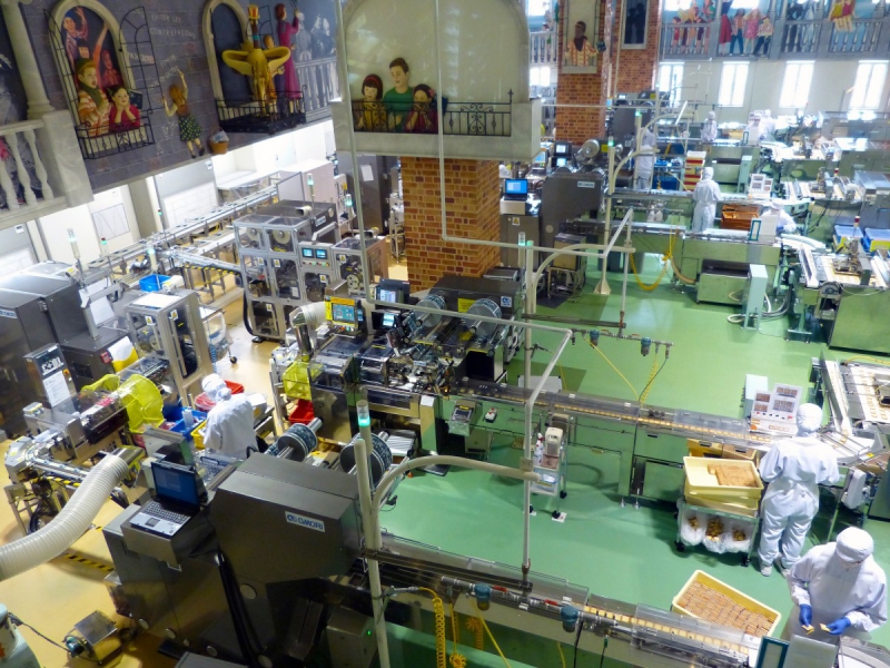 boutique-FOX AMPHOUX-min_japan_sapporo_chocolate_factory_label_packaging_cookie_machine_operators-961509